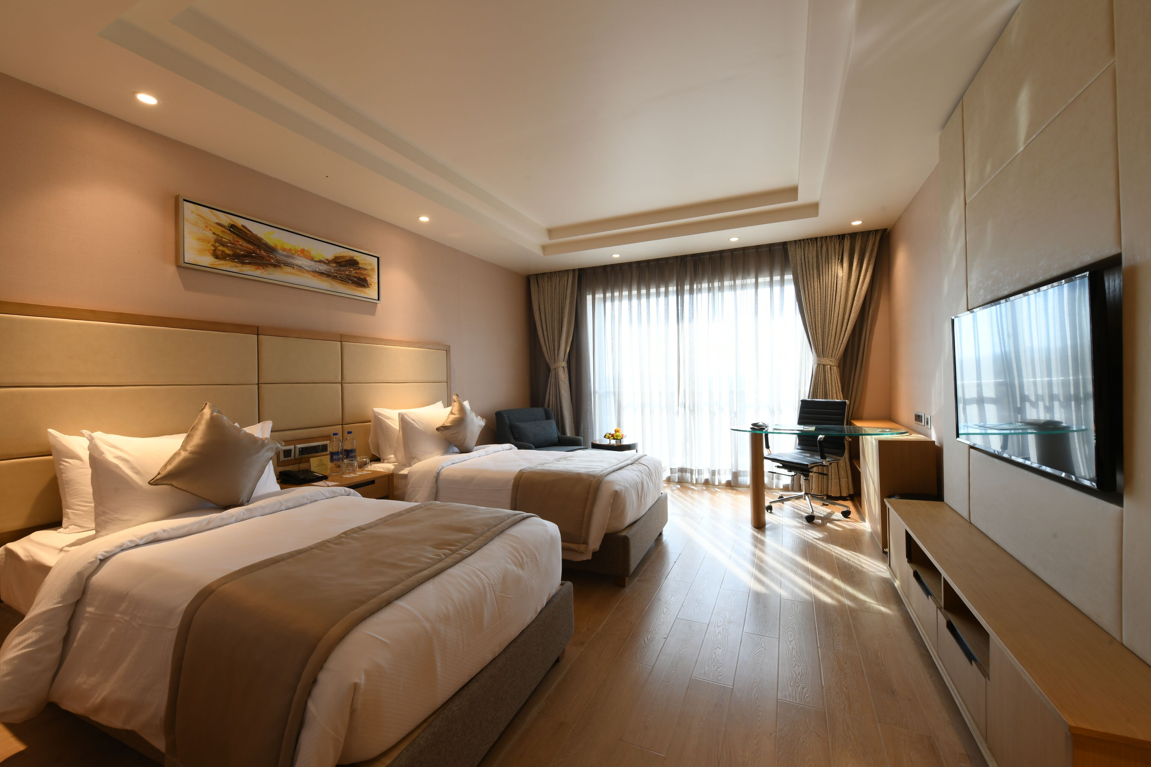 Winter Green Room | Egyptian cotton sheets, premium bedding, laptop workspace, free WiFi