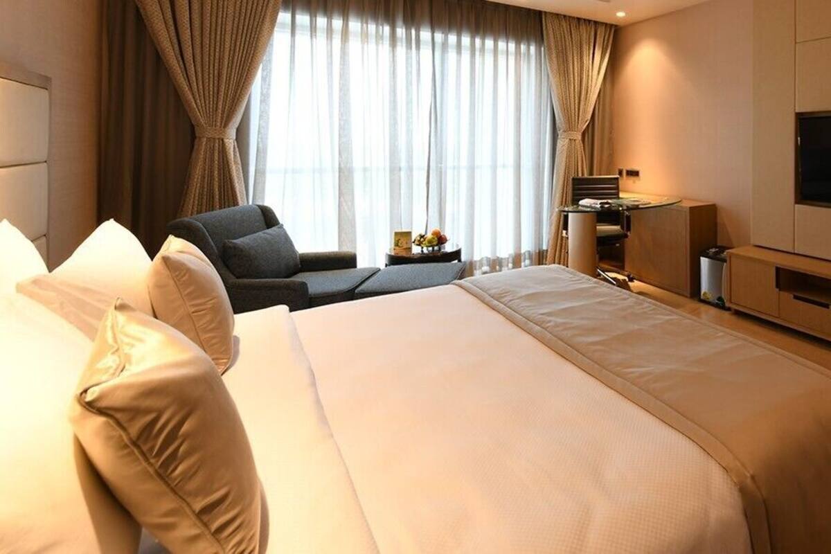 Winter Green Premium | Egyptian cotton sheets, premium bedding, laptop workspace, free WiFi