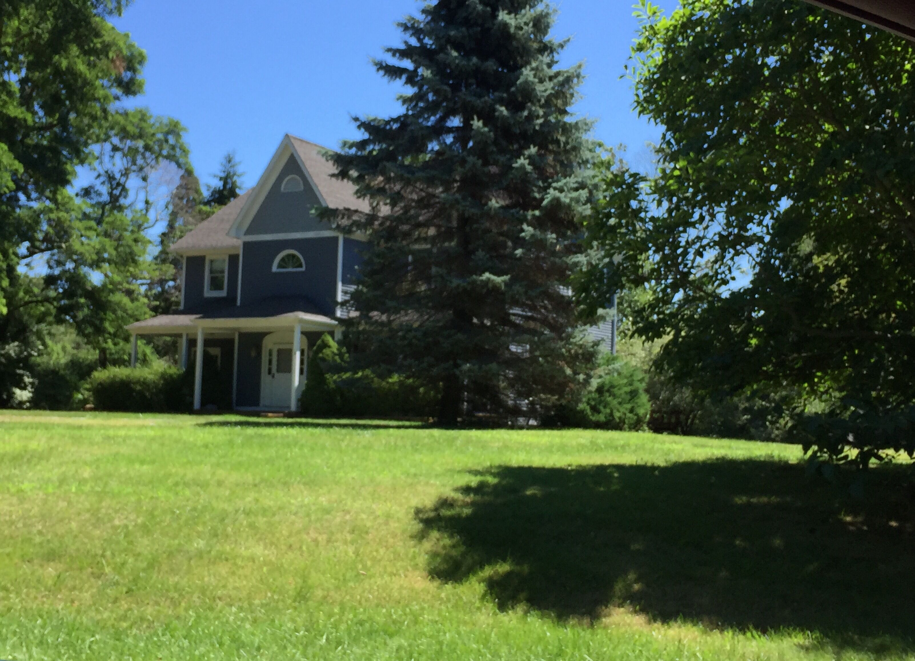 Heavenly 4 bedroom beach home! Perfect retreat/grand piano, pond, deck, grounds.