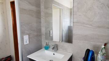 Chuveiro, secador de cabelo, toalhas de banho, sabonete