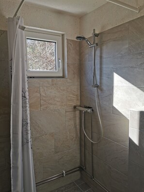 Douche, séchoir à cheveux, serviettes fournies, savon