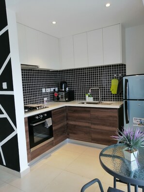 Kühlschrank, Kochgeschirr/Geschirr/Besteck