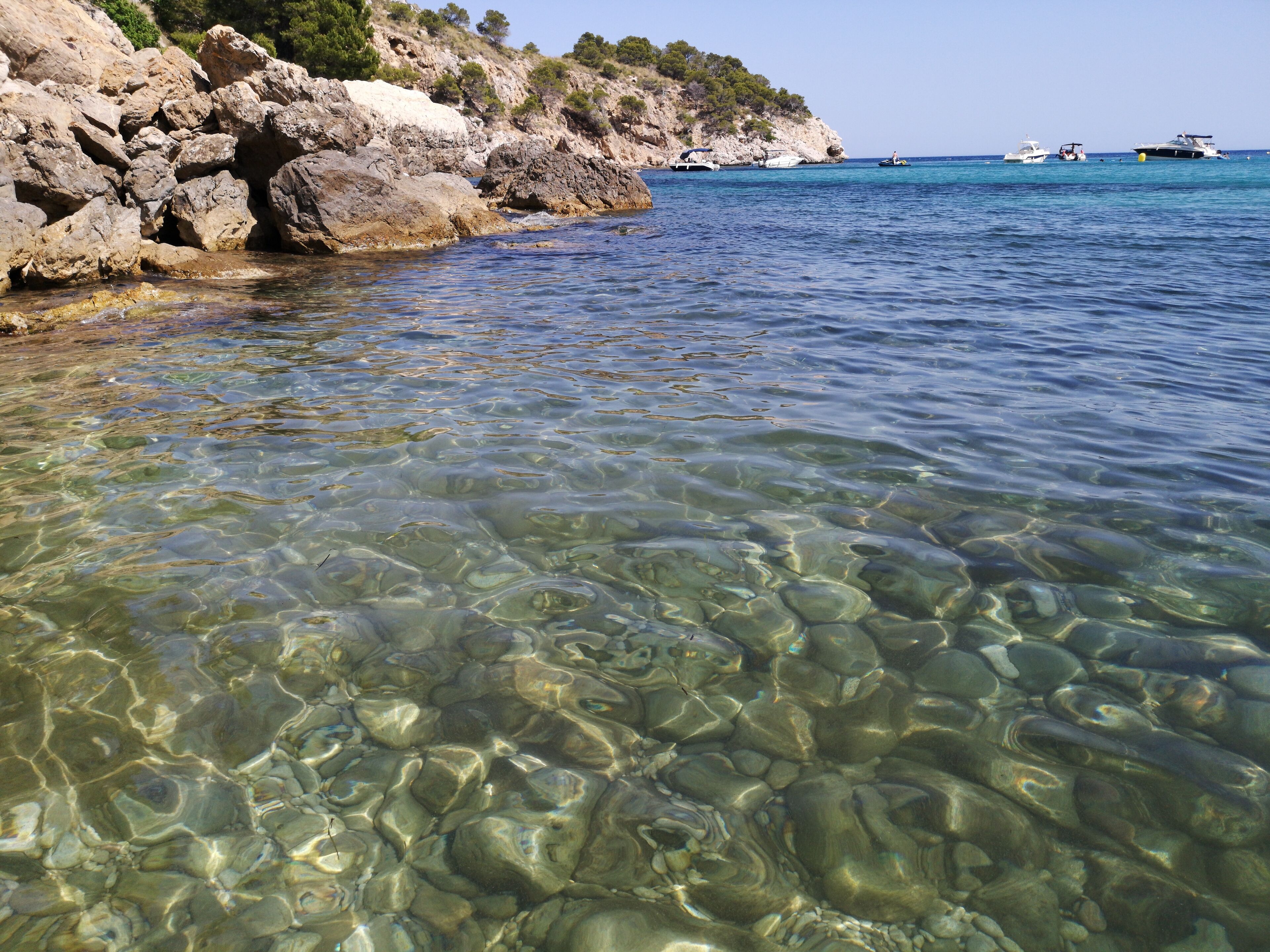 بالقرب من الشاطئ، كراسي للتشمس