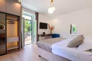 Luxe kamer, 1 twee- of 2 eenpersoonsbedden, terras, uitzicht op zee (3) | Luxe beddengoed, donzen dekbedden, een minibar, een kluis op de kamer