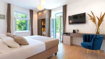 Luxury Double or Twin Room, Terrace, Sea View (3) | Living room | 109-cm TV with satellite channels