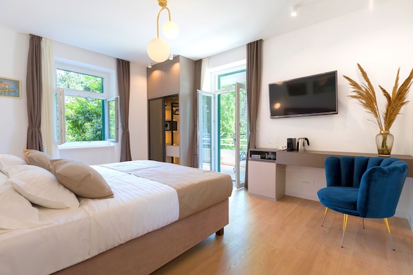 Luxury Double or Twin Room, Terrace, Sea View (3) | Living room | 109-cm TV with satellite channels