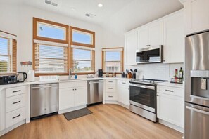 Coffee/tea maker, fridge, microwave, oven