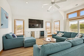 TV, fireplace, DVD player, stereo - 5 Bedrooms with a Hot Tub at Ships Watch! (Duck)