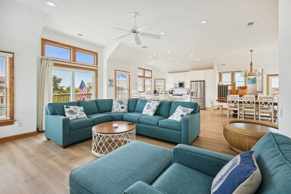 TV, fireplace, DVD player, stereo - 5 Bedrooms with a Hot Tub at Ships Watch! (Duck)