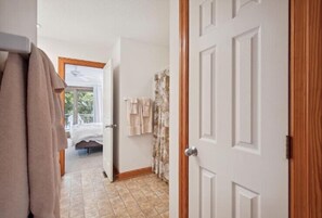 5 bedrooms, iron/ironing board, free WiFi, bed sheets