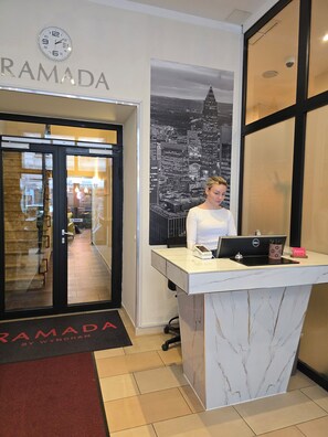 Reception - Ramada by Wyndham Frankfurt Central Station (Frankfurt)