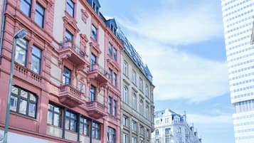 Vista frontal de la propiedad