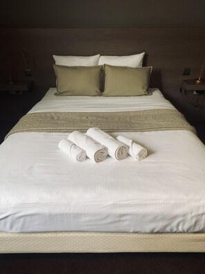 Desk, laptop workspace, soundproofing, iron/ironing board - Hotel Bornem (Bornem)