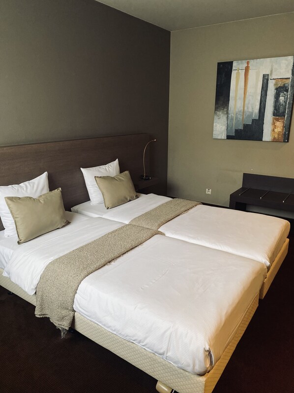 Habitación Deluxe con 2 camas individuales | Escritorio, espacio para trabajar con laptop y insonorización 