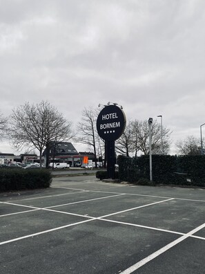 Free parking nearby - Hotel Bornem (Bornem)