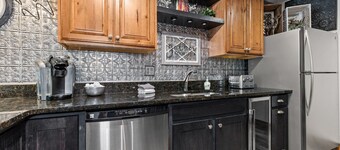 Renovated Luxurious Townhome on Burgess Creek - Fireplace, Private Garage, Gear Storage