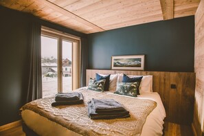 6 bedrooms, WiFi, bed sheets