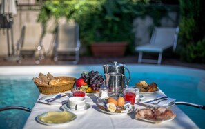 Petit déjeuner complet compris tous les jours