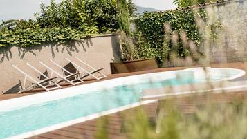Piscina externa sazonal, guarda-sóis