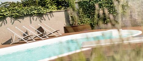 Piscine extérieure (ouverte en saison), parasols de plage