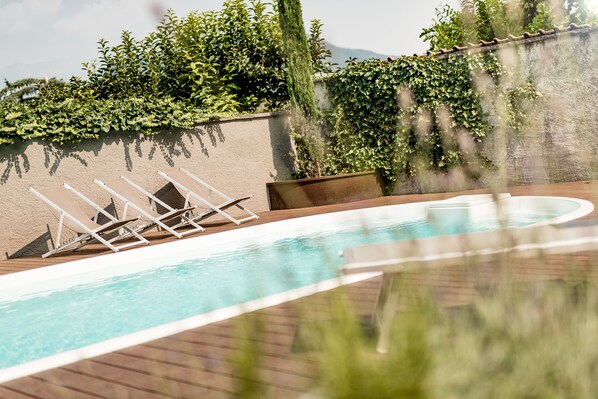 Außenpool (je nach Saison geöffnet), Sonnenschirme