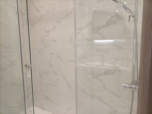 Apartment | Bathroom | Separate tub and shower, hydromassage showerhead, hair dryer, towels