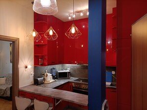 Apartment | Eigene Küche | Großer Kühlschrank, Mikrowelle, Ofen, Herdplatte