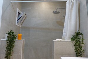 Dusche, Haartrockner, Handtücher, Seife