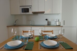 Réfrigérateur, four à micro-ondes, un four, surface de cuisson