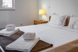 Tabla de planchar con plancha, wifi gratis y ropa de cama