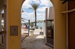 Eingang zu einem Gebäude mit Blick auf einen Jachthafen und Boote.