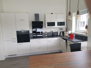 冷蔵庫、電子レンジ、オーブン、コンロ