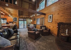 TV connectée, cheminée, jeux vidéo, livres