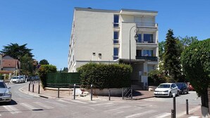 A multi-story building with a flat facade, balconies, and a clear blue sky. - Superb studio completely refurbished (RER B ANTONY + ORLYVAL) (Antony)