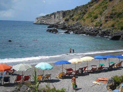 Typical dwelling with garden & sea view on the Bay 