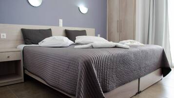 In-room safe, soundproofing, free WiFi, bed sheets