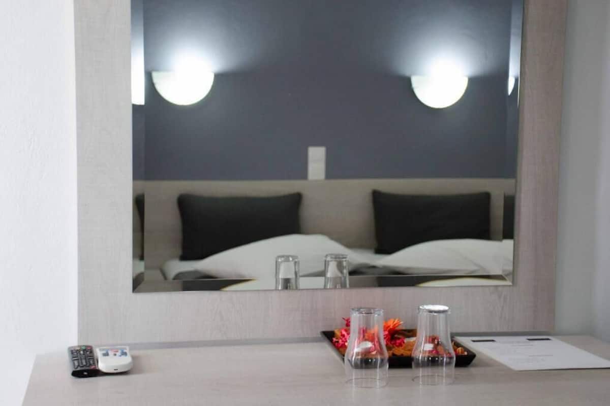 1 bedroom, in-room safe, soundproofing, free WiFi