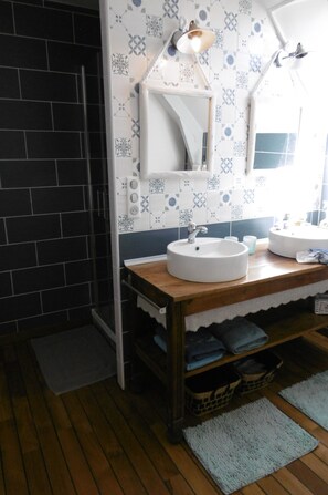 Dusche, Haartrockner, Handtücher, Toilettenpapier