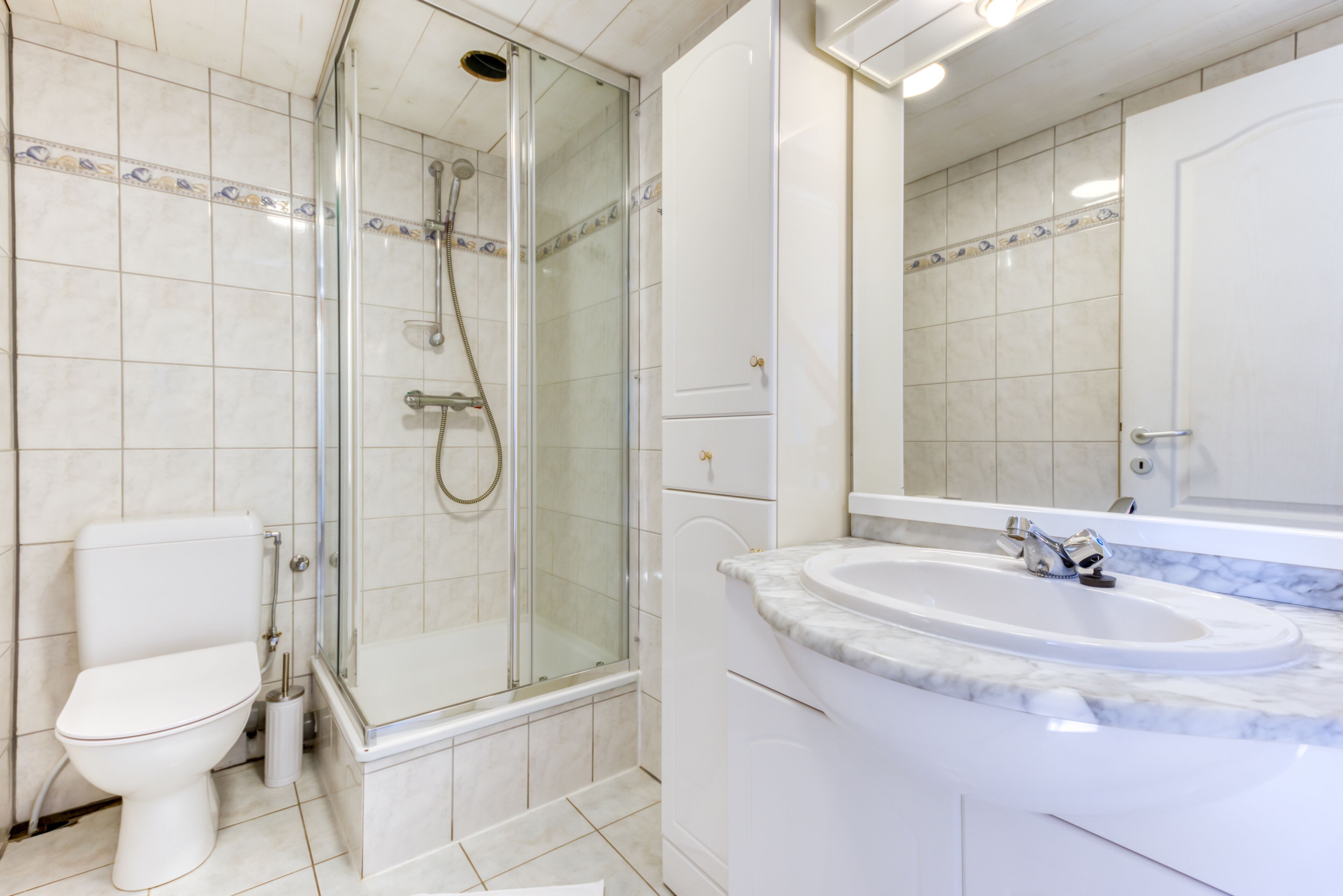 Courtyard apartment | Bathroom | Shower, free toiletries, hair dryer, towels