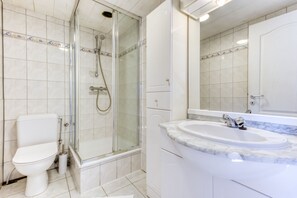 Appartement | Badkamer | Een douche, gratis toiletartikelen, een haardroger, handdoeken