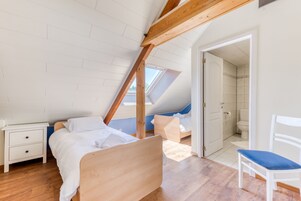 Courtyard apartment | 1 bedroom, individually decorated, individually furnished, desk