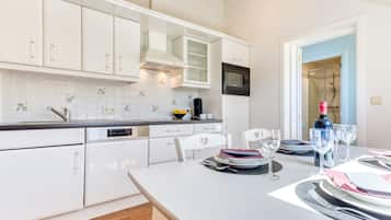 Park side apartment | Private kitchen | Full-size fridge, microwave, oven, stovetop