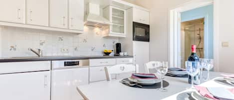 Park side apartment | Private kitchen | Full-size fridge, microwave, oven, stovetop