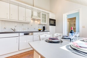Appartamento | Cucina privata | Frigorifero con congelatore, microonde, forno, piano cottura