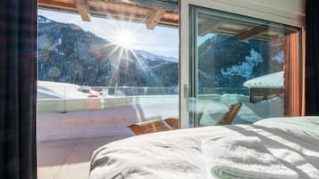 5 bedrooms, in-room safe, desk, soundproofing