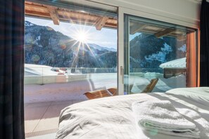 5 bedrooms, in-room safe, desk, soundproofing