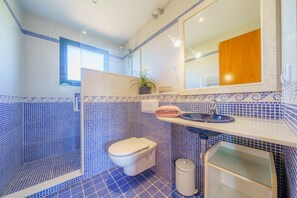 Shower, jetted tub, hair dryer, towels - Villa Jaruco Lux | Private Pool BBQ Air Conditioning Ideal for Families (Lloret de Mar)