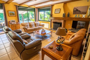 Smart TV - Villa Jaruco Lux | Private Pool BBQ Air Conditioning Ideal for Families (Lloret de Mar)