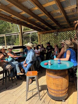 Outdoor dining - Secluded Ranch House Cabin in Eminence - Ozarks (Eminence)