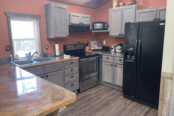 Een koelkast, een magnetron, een oven, een kookplaat